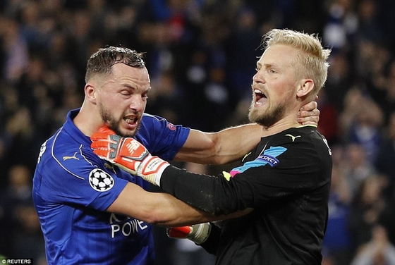 Thủ thành Leicester ăn mừng pha cản phá penalty thành công