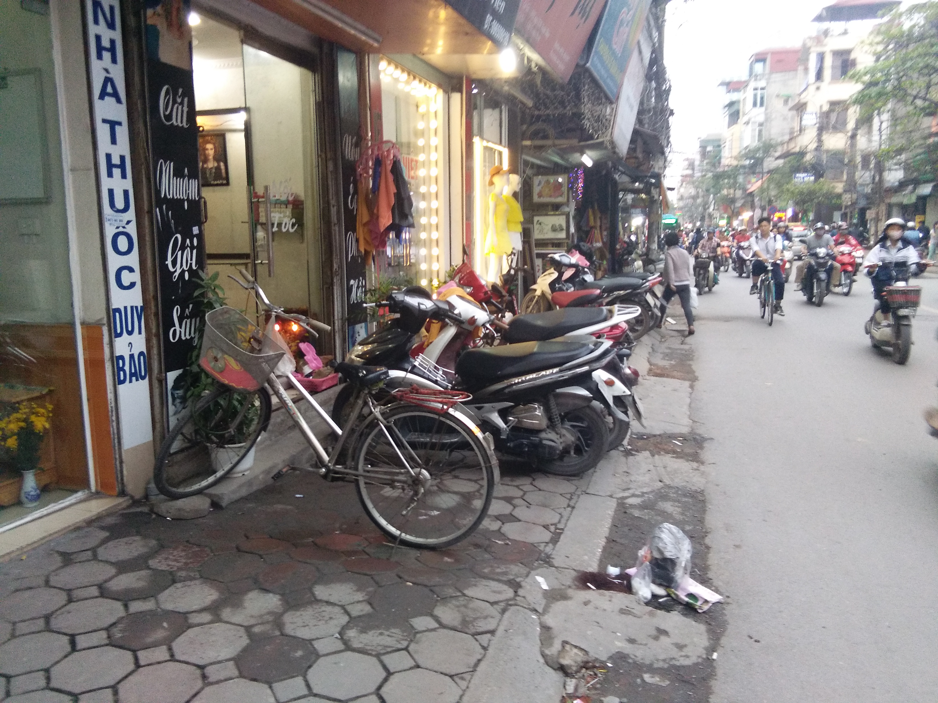 Tại tuyến đường Trương Định quận Hai Bà Trưng Hà Nội những chiếc xe mày  ngang nhiên lấn chiếm vỉa hè cướp đi phần đường dành cho người đi bộ.