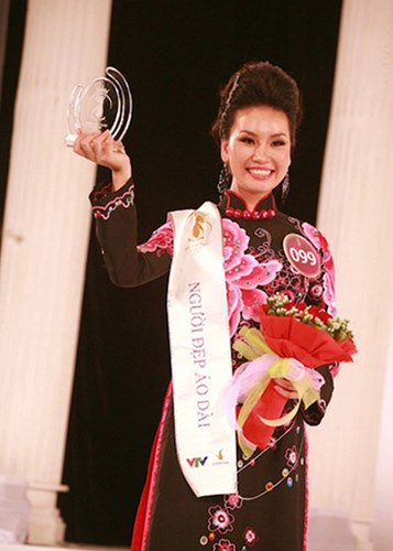 Phạm Thùy Linh cũng bị tước danh hiệu vì phẫu thuật thẩm mỹ. Theo đó, tại cuộc thi Hoa hậu Thế giới Người Việt 2010, cô từng giành danh hiệu Người đẹp Áo dài. Ảnh: Khám Phá