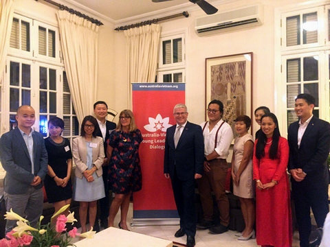 Đại sứ Australia chụp hình lưu niệm với các đại biểu Việt Nam tham dự Diễn đàn Đối thoại Lãnh đạo Trẻ Việt - Australia tại nhà riêng của Đại sứ.