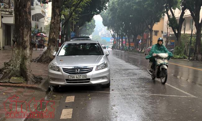 Các xe đỗ trên phố Trần Hưng Đạo đỗ theo chiều dọc khiến đường thông thoáng hơn.