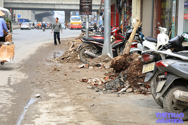 Biển rác, bê tông, gạch đá ngổn ngang trên tuyến đường Nguyễn Trãi - Hà Đông