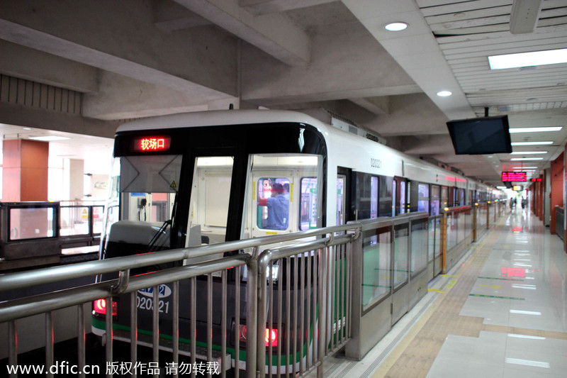 Người dân Trùng Khánh có thể sử dụng nhà ga Liziba, được xây dựng từ tầng 6 đến tầng 8 tòa nhà, để di chuyển hằng ngày.