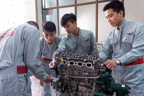 Học viên kĩ thuật nghề ô tô thực tập trên thiết bị thực tế tại trường đại học Công nghệ Giao thông vận tải.