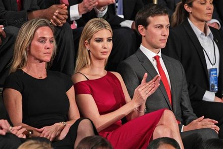 Ivanka Trump (váy đỏ) và chồng Jared Kushner.