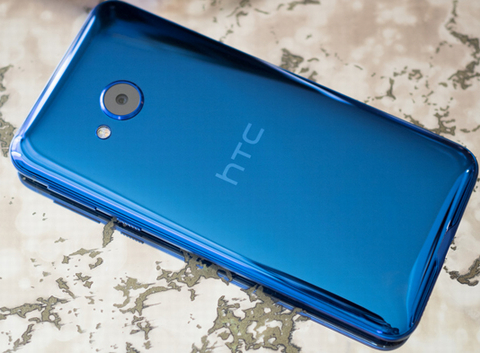 HTC U Play (11,49 triệu đồng)  HTC U Play đánh dấu sự trở lại của HTC ở phân khúc tầm trung với triết lý thiết kế mới: đẹp hơn - sang trọng hơn - bóng bẩy hơn, ngoài ra trải nghiệm người dùng được nâng cấp thông qua trợ lý ảo HTC Sense Companion. Máy có kích thước 5.2-inch trên tấm nền Super LCD, cùng độ phân giải Full HD cho mật độ điểm ảnh lên đến 424 PPI. HTC U Play được trang bị chip Helio P10 cùng 3 GB RAM và 32 GB bộ nhớ trong. Máy cũng được trang bị cảm biến 16 MP, tiêu cự 28 mm cùng khẩu độ F/2.0. Camera trước vẫn có độ phân giải 16 MP, với khẩu độ F/2.0 cùng tiêu cự 28 mm. Camera selfie cũng cho phép quay video với độ phân giải tối đa Full HD 1.920 x 1.080.