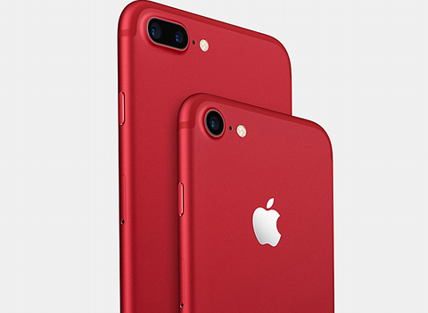 iPhone 7 Red   Bản 128GB giá 21,69 triệu và 256GB giá 24,59 triệu đồng. Bộ đôi iPhone 7 phiên bản Red Special Edition được rất nhiều người dùng chú ý với phiên bản màu sắc mới lần đầu tiên xuất hiện trên những chiếc iPhone. Siêu phẩm có mặt lưng được làm từ nhôm nguyên khối, được sơn lên lớp sơn màu đó rất nổi bật và bắt mắt. Mặt lưng này cũng được xử lý để không bám mồ hôi và dấu vân tay trong quá trình sử dụng.