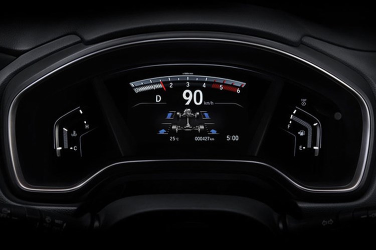 Về trang bị, Honda CR-V 7 chỗ đi kèm vô lăng đa chức năng, màn hình cảm ứng 7 inch cho hệ thống thông tin giải trí, hỗ trợ ứng dụng Apple CarPlay và Android Auto, dàn âm thanh 8 loa cùng phanh đỗ xe điện tử. Ngoài ra phải kể đến cửa cốp chỉnh điện rảnh tay phía sau. Chiều cao của cửa cốp sau cũng có thể điều chỉnh khi cần.