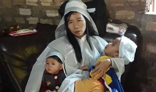 Chị Dung cùng 2 người con thơ bên bàn thờ chồng