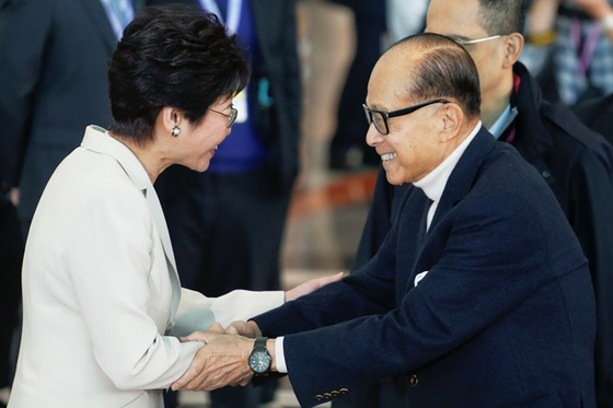 Tỉ phú Hồng Kông Lý Gia Thành bắt tay bà Lâm Trịnh Nguyệt Nga tại buổi bầu cử
