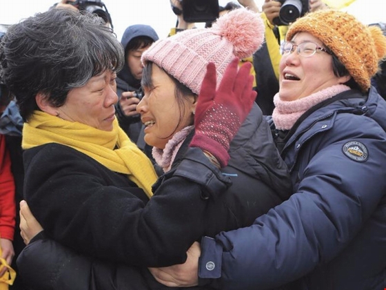 Gia đình các nạn nhân ôm nhau khóc