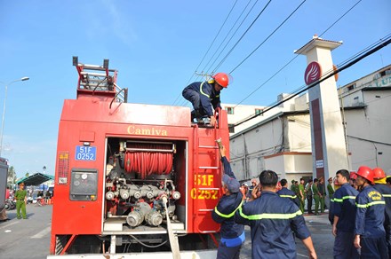 Trước đó, vào khoảng 19h15 ngày 26/3, ngọn lửa bất ngờ bùng phát trở lại tại lầu 5 tòa nhà công ty may Kwong Lung Meko.