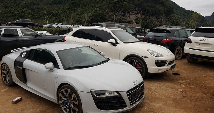Một chiếc Audi R8 V10 nằm cạnh 3 chiếc Porsche Cayenne và 1 chiếc Rolls-Royce Phantom