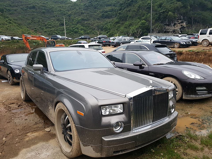 Một chiếc Rolls-Royce phantom khác với bộ mâm độ cực chất, bên cạnh là một chiếc Sedan hạng sang Porsche Panamera, 1 chiếc Bentley GTC và 1 chiếc siêu SUV Bentley Bentayga.