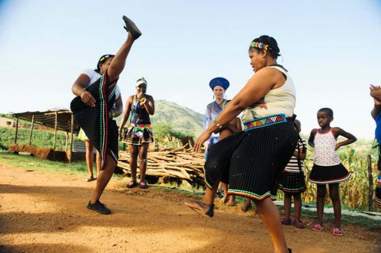 Trong đám cưới của người Zulu, cô dâu thường thực hiện một điệu nhảy và trong điệu nhảy đó, cô dâu sẽ phải đá chân lên cao để chứng minh với mẹ của mình cô vẫn giữ gìn trinh tiết.