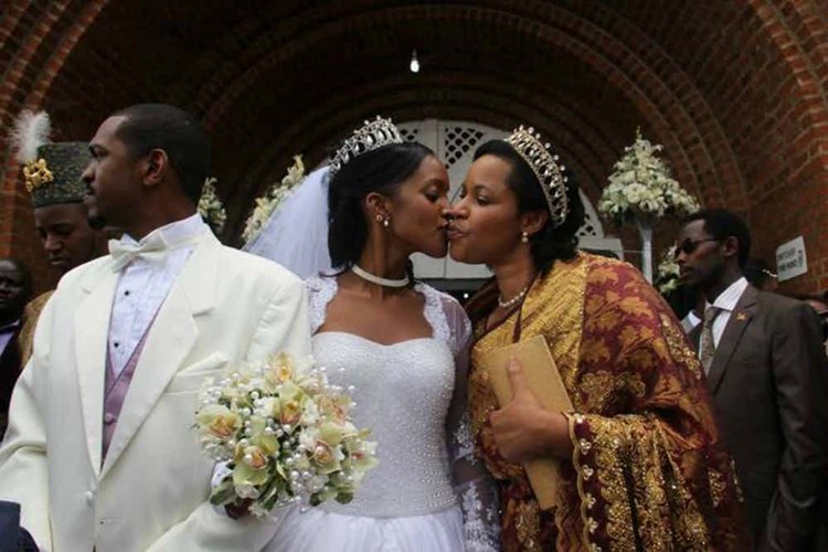 Người Banyankole ở Uganda, Đông Phi, có một số nghi thức cưới hỏi kỳ lạ. Trong đó, vào đêm tân hôn của cặp đôi mới cưới, dì của cô dâu sẽ là người trực tiếp 