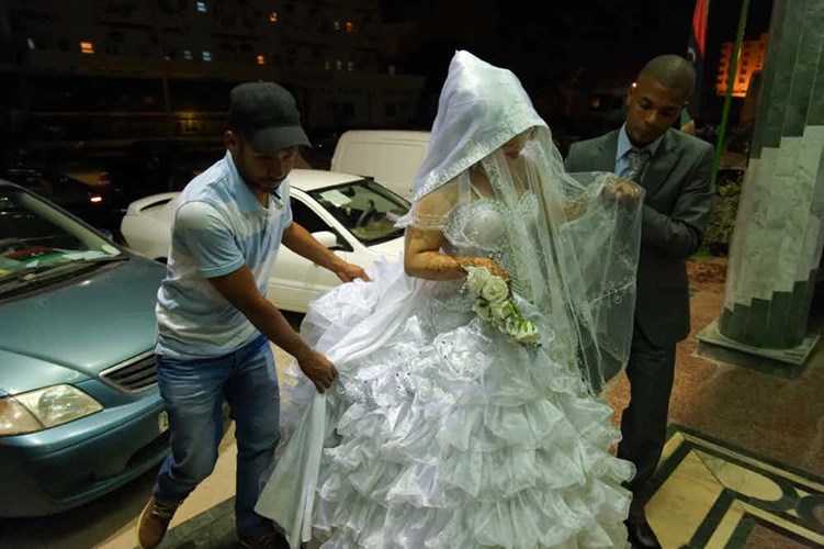 Tại Libya, đám cưới có thể kéo dài tới 5 ngày. Trong ngày thứ tư, còn được gọi là Dokhla, một bữa tiệc sẽ được tổ chức tại nhà cô dâu trước khi chú rể đến rước cô về nhà.