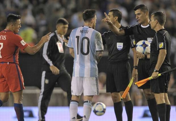 Messi gặp sự cố nghiêm trọng với trọng tài!