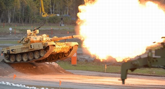 Xe tăng chiến đấu chủ lực T-90 là một trong những loại vũ khí hiện đại nhất của quân đội Nga. Xe tăng T-90 là phiên bản cải tiến cuối cùng của xe tăng T-72B. Tuy nhiên, khi Liên Xô tan rã, nó được đặt tên mới là T-90, cùng với những cải tiến kỹ thuật vượt bậc so với phiên bản T-72. Các nguồn tin quân sự phương Tây nói rằng, T-90 sẽ dần thay thế tăng T-72 (số lượng khoảng 500 chiếc).