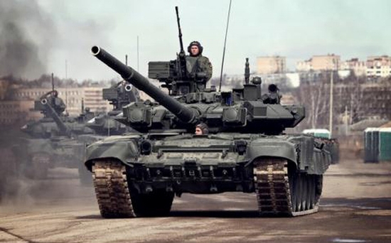 Vũ khí chính của T-90 là pháo nòng trơn 125mm, tầm bắn thẳng là 4.000m, tầm bắn cầu vồng 10.000m và tên lửa là 5.000m.