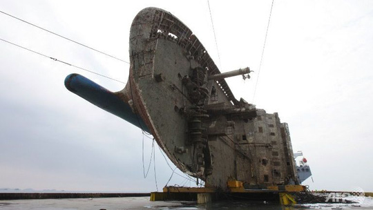 Phà Sewol được trục với sau gần 3 năm chìm 40m dưới mặt nước. Ảnh do Bộ Thủy sản và Hải dương Hàn Quốc công bố.
