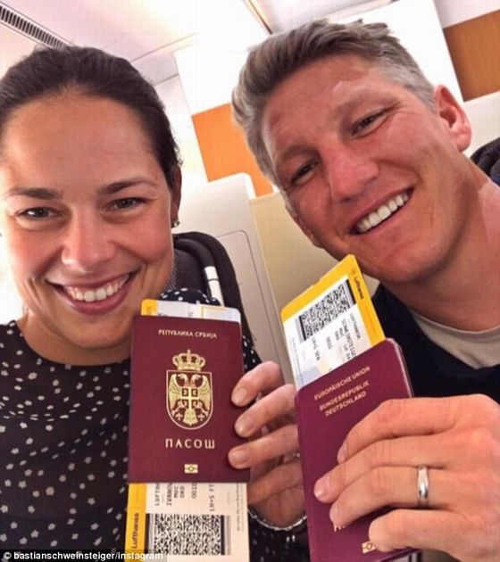Vợ chồng Bastian khoe hộ chiếu trên Twitter cùng lời nhắn nhủ: 