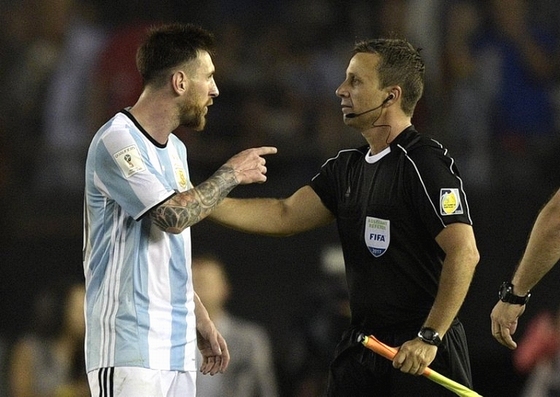 Messi thừa nhận văng tục nhưng…không phải với trọng tài!