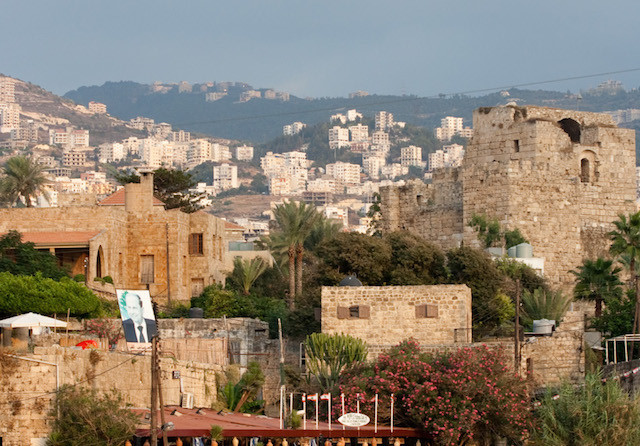 Byblos (Lebanon) là cái nôi của nhiều nền văn minh cổ đại. Đó là một trong những tành phố lâu đời nhất của Phoenicia và liên tục có người ở trong khoảng 5.000 năm. Byblos liên quan trực tiếp đến sự phát triển của bảng chữ cái Phoenician và nó được sử dụng tới bây giờ. Điều thú vị là từ “Kinh thánh tiếng Anh” có nguồn gốc từ tên của thị trấn, Byblos cũng là một cảng quan trọng trong đó giấy cói được nhập khẩu.  Byblos là một điểm điến du lịch phổ biến, nó gồm những thành quách và đền thờ cổ xưa, quang cảnh đẹp như tranh vẽ nhìn ra Địa Trung hải với cảng và di tích cổ. Tuy nhiên trong những năm qua, nó đã trở thành một thành phố hiện đại nhưng đâu đó vẫn đậm dấu tích cổ xưa. Nơi đây là sự kết hợp mạnh mẽ của truyền thống và sự tinh tế.