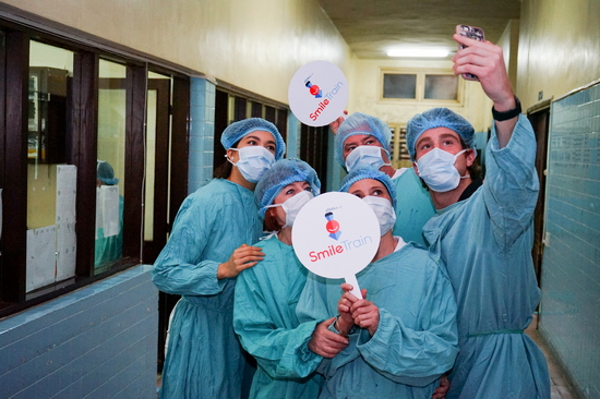 Lệ Hằng thân thiện selfie cùng các bác sĩ, y tá phẫu thuật và đoàn từ thiện từ Smile Train.