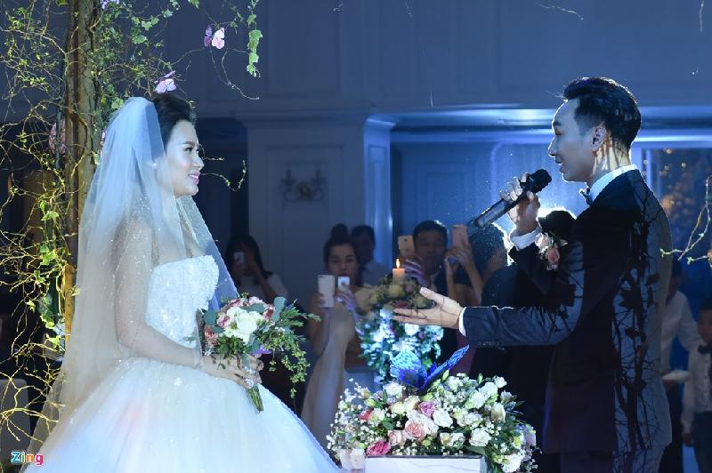 Thành Trung tự dẫn chương trình ở tiệc cưới. Anh cho biết hình ảnh chủ đề trong hôn lễ là những cánh bướm bởi nó tượng trưng cho sự chung thủy, mộng uyên ương hồ điệp. 