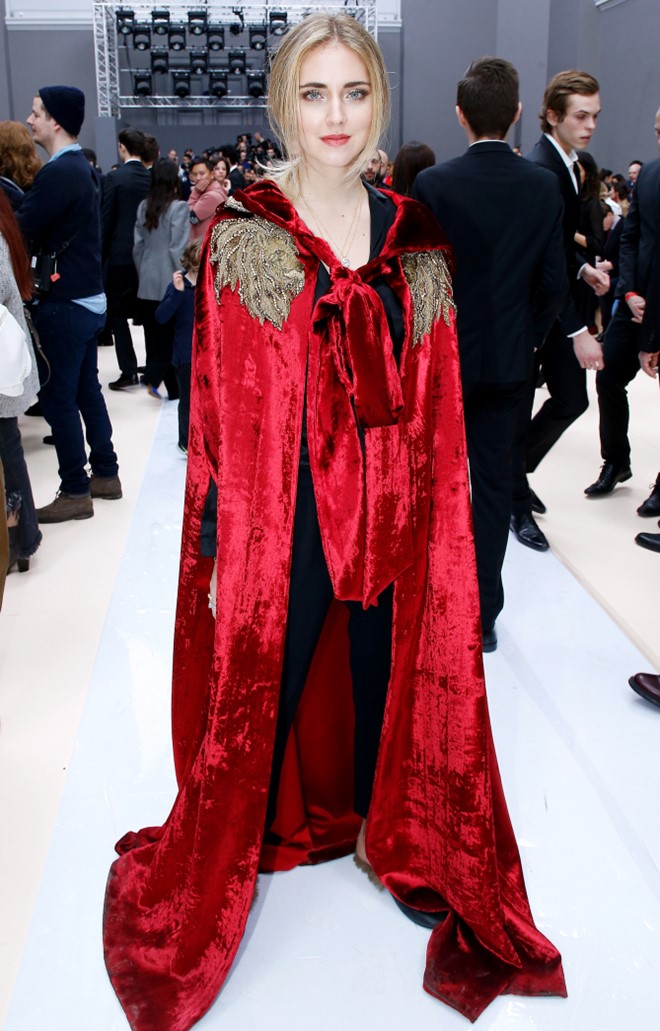 Chiara Ferragni với áo choàng nhung đỏ hệt như một nữ ma cà rồng trong vở opera nào đó.