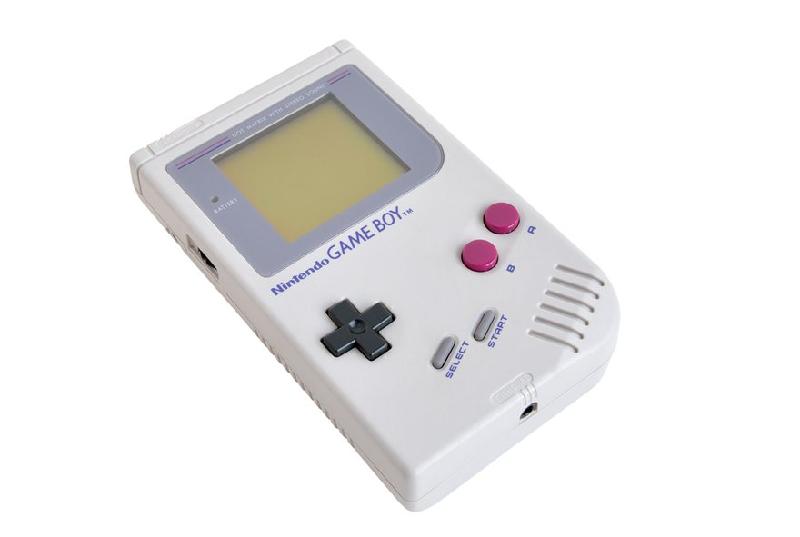 GameBoy Nitendo - Chiếc máy chơi game cầm tay của Nitendo: Ra đời năm 1989, mặc dù không có nhiều tính năng như một số đối thủ khác song nhờ gọn nhẹ, điều khiển đơn giản GameBoy vẫn trở thành một trong những thiết bị chơi game được ưa chuộng nhất.