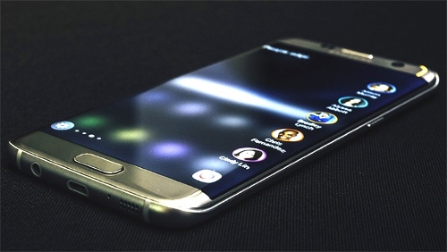 Cả Galaxy S7/S7 Edge đều sở hữu màn hình hiển thị chất lượng cao với kích thước 5,1 inch và 5,5 inch tương ứng, cùng độ phân giải Quad HD (2K) và cùng sử dụng tấm nền Super AMOLED. Tuy nhiên màn hình của S7 Edge thiết kế cong về hai mép với nhiều tiện ích đi kèm.  