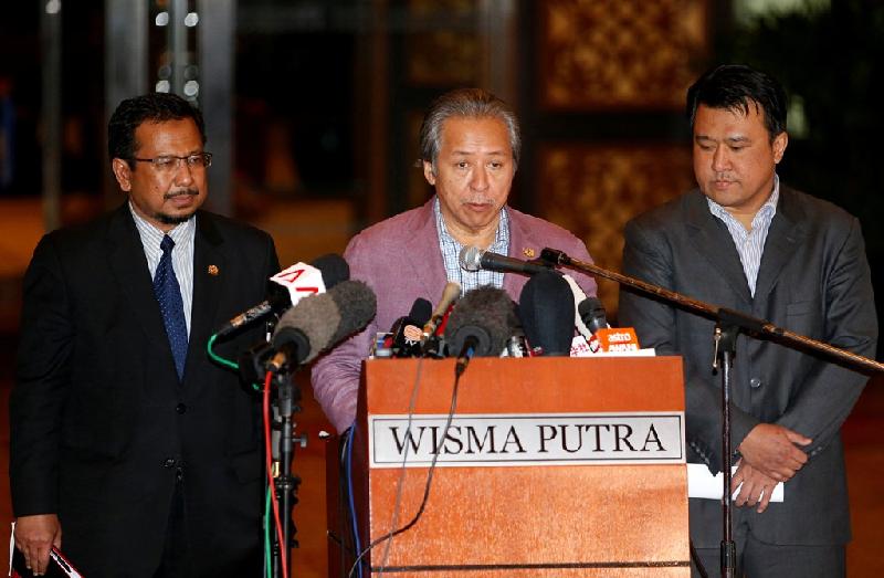 Ngoại trưởng Anifah (áo hồng) xác nhận thi thể người mang hộ chiếu Kim Chol đang trên đường về đến Triều Tiên, 6 tuần sau khi xảy ra vụ án mạng tại sân bay Kuala Lumpur. Vấn đề về thi thể nạn nhân từ đầu đã trở thành mấu chốt tranh cãi và làm bùng nổ căng thẳng giữa hai bên.