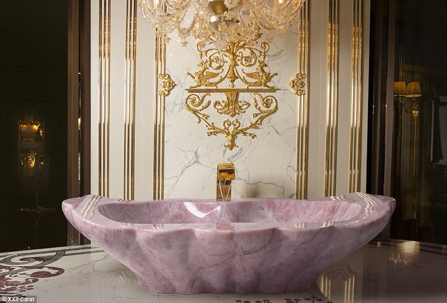 Bồn tắm màu hồng phấn tuyệt đẹp.Tòa nhà có 22 phòng siêu sang và bên trong chứa những bồn tắm khắc từ đá quý lấy từ rừng rậm Amazon của Brazil. Toàn bộ quy trình khắc bồn tắm tỉ mỉ được công ty Baldi Home Jewels có trụ sở ở Florence, Italia đảm trách.