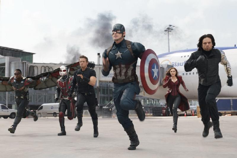 9. Captain America: Civil War (2016) - 24 ngày: Được so sánh vui là Avengers 2.5 bởi sự xuất hiện của số lượng đông đảo các siêu anh hùng như Captain America, Iron Man, Winter Soldier, Black Widow, Black Panther, Vision, Scarlet Witch, Spider-Man…, bom tấn siêu anh hùng gây ra cơn sốt trên toàn thế giới hồi mùa hè 2016. Thành tích cuối cùng của Civil War là 1,153 tỷ USD và đây chính là bộ phim ăn khách nhất năm 2016. Ảnh: Disney.