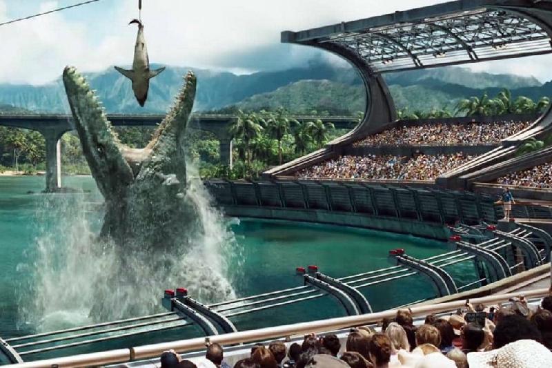 2. Jurassic World (2015) - 13 ngày: Kỷ lục của Fast & Furious 7 đứng vững chỉ trong chưa đầy hai tháng. Bởi đến tháng 6/2015, Jurassic World chỉ mất đúng 13 ngày để chạm mức 1 tỷ USD, trước khi đem về cho Universal tổng cộng 1,670 tỷ USD. Phần bốn của thương hiệu Công viên kỷ Jura vừa thu hút lượng fan trung thành nay đã lớn tuổi, vừa lôi kéo thêm thế hệ khán giả mới, và giúp hãng Universal có một mùa hè không thể tuyệt vời hơn. Ảnh: Universal.