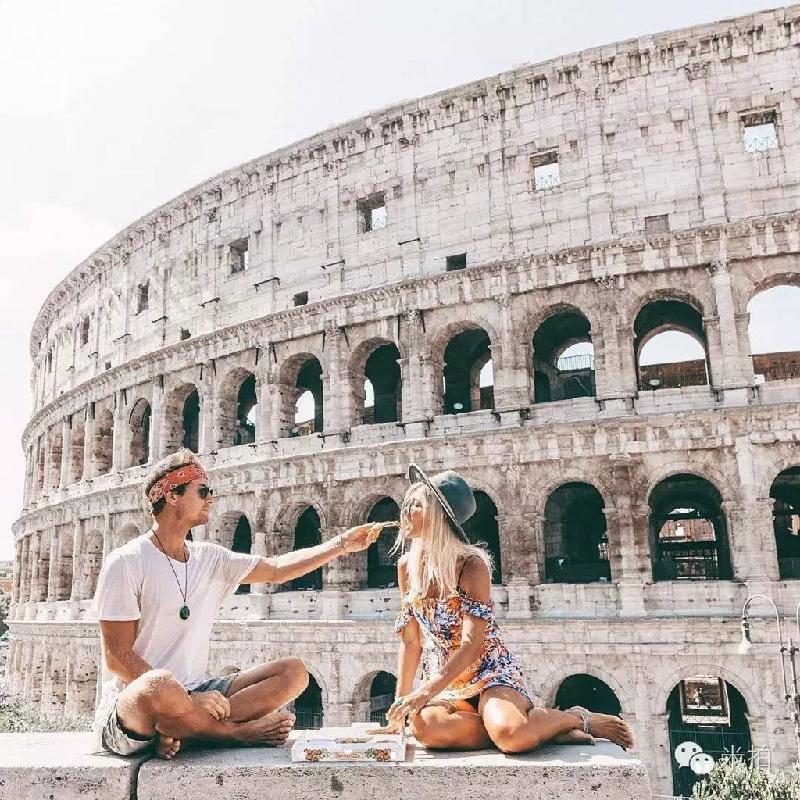Theo Bored Panda, Jack Morris (26 tuổi, đến từ Anh) - Lauren Bullen (23 tuổi, đến từ Australia) là hai blogger rất nổi tiếng trong cộng đồng du lịch thế giới. Họ đi khắp nơi cùng nhau và chụp rất nhiều bức ảnh đẹp, thu hút hàng chục nghìn lượt yêu thích trên Instagram.
