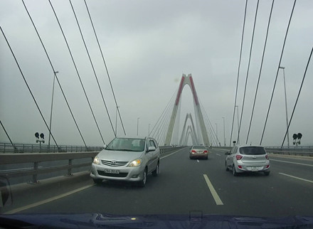 Hà Nội: CSGT phản hồi thông tin cho phép ô tô đi ngược chiều trên cầu Nhật Tân
