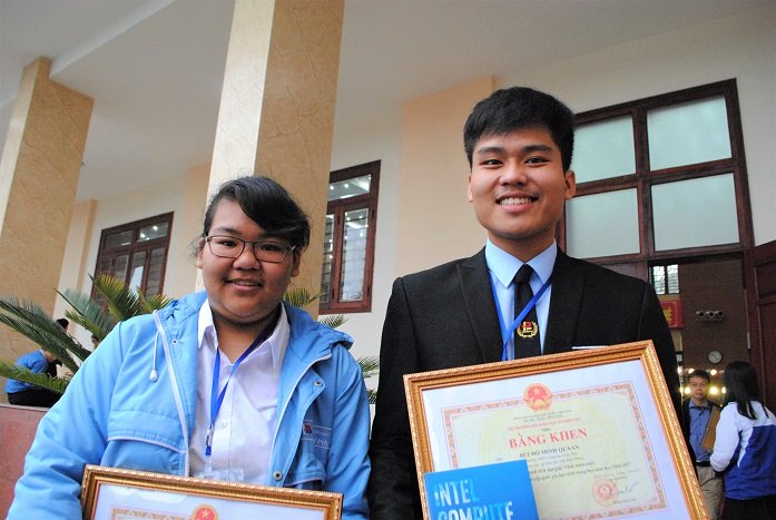 Đỗ Phương Mai và Bùi Đỗ Minh Quân (học sinh Trường THPT Chuyên Trần Phú, Hải Phòng) đạt giải Nhất cuộc thi Khoa học kỹ thuật cấp quốc gia dành cho học sinh trung học năm học 2016 - 2017 (Ảnh: Thanh Hùng)