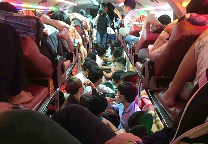Một chuyến xe chạy tuyến Mỹ Đình - Điện Biên xuất phát lúc 8h30. Xe giường nằm nhưng nhiều hành khách phải ngồi ở lối đi.