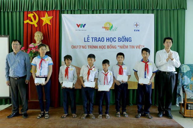 Đại diện Quỹ Tấm lòng Việt - Đài THVN cùng đại diện Tập đoàn Điện lực Việt Nam trong lễ trao học bổng tại tỉnh Ninh Thuận