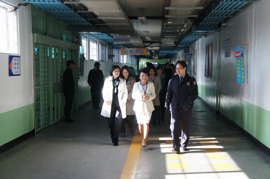 Chủ tịch Hiệp hội kế toán thuế nữ Hàn Quốc Kim Gyu Soon tới thăm Trung tâm giam giữ Seoul ngày 11/11/2013. Đây là nơi giam giữ các nghi phạm hình sự trước khi họ bị kết án. Bà Park là cựu tổng thống thứ 2 từng bị bắt giam tại đây. Roh Tae Woo, tổng thống Hàn Quốc nhiệm kỳ 1988 - 1993, bị bắt giữ năm 1995 vì tội nhận hối lộ. Ông Roh từng được ở trong buồng giam đơn rộng 11,5 m2, lớn hơn phòng giam thông thường chỉ rộng 6,56 m2. Đây cũng là đặc quyền mà bà Park được hưởng trong thời gian giam giữ tại đây.