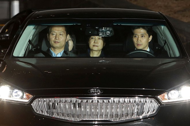 Cựu tổng thống Park với mái tóc xõa trên đường từ văn phòng công tố đến nơi giam giữ. Ảnh: Reuters.