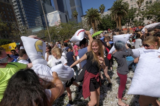 Không khí vui vẻ trong lễ hội đập gối tại Los Angeles
