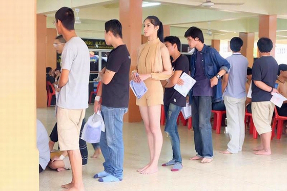 Hoa hậu chuyển giới Thái Lan đi khám nghĩa vụ quân sự!