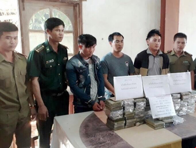 Ba đối tượng người Lào (đứng giữa) Po Lỳ (20 tuổi), Xa Lỳ (29 tuổi), Hơ Giàng (23 tuổi) bị bắt giữ cùng tang vật.