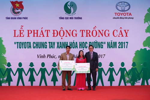  Ông Toru Kinoshita – Tổng Giám đốc TMV – trao tặng bảng tượng trưng cho đại diện trường THCS Vĩnh Yên và trường THCS Tam Dương.
