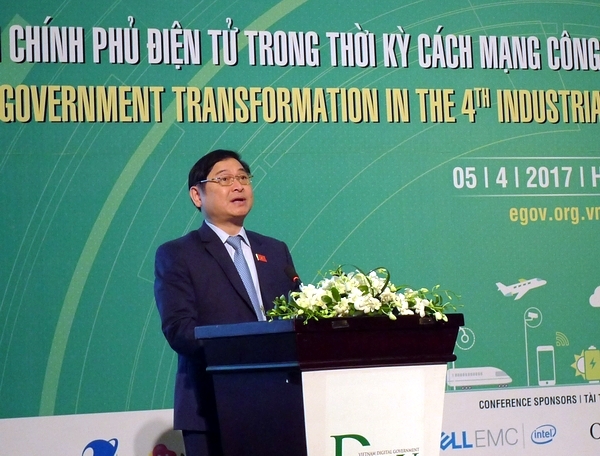 Ông Phan Xuân Dũng, Chủ nhiệm Ủy ban Khoa học Công nghệ và Môi trường của Quốc hội phát biểu tại Hội thảo.