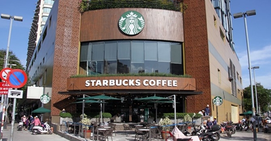 Khu vực xung quanh cà phê Starbucks thuê lại của khách sạn New World sau 17 ngày bị đoàn liên ngành quận 1 đập bồn hoa lấn vỉa hè hơn một mét đã được chỉnh trang lại.